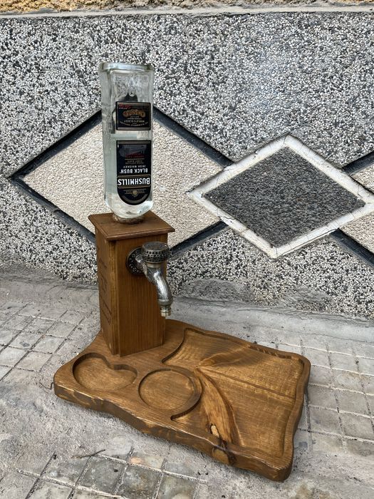 Диспенсър за алкохол с плато за мезета