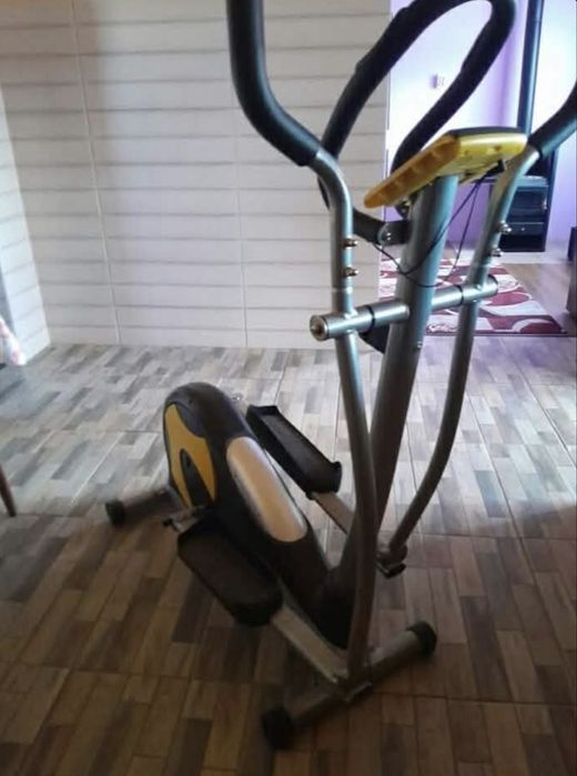 Vând bicicletă eliptică pentru fitness