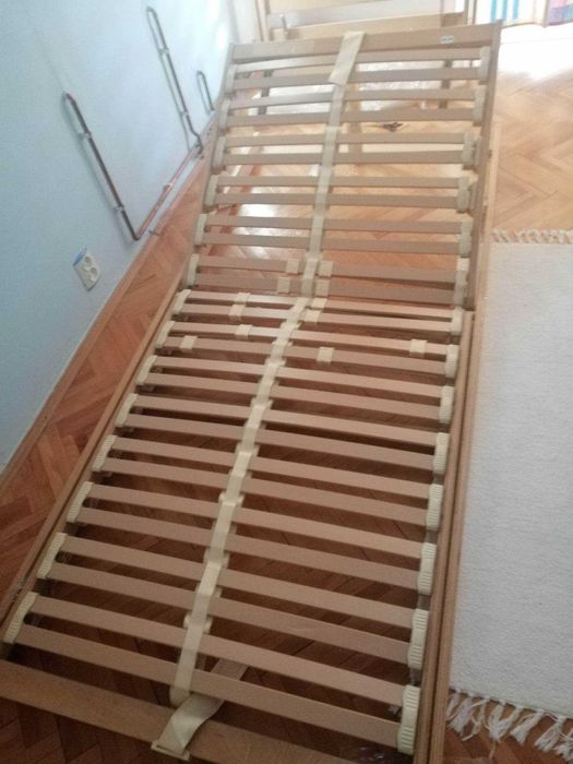 Pat  îngrijire la domiciliu din lemn și rabatabil în zona capului.