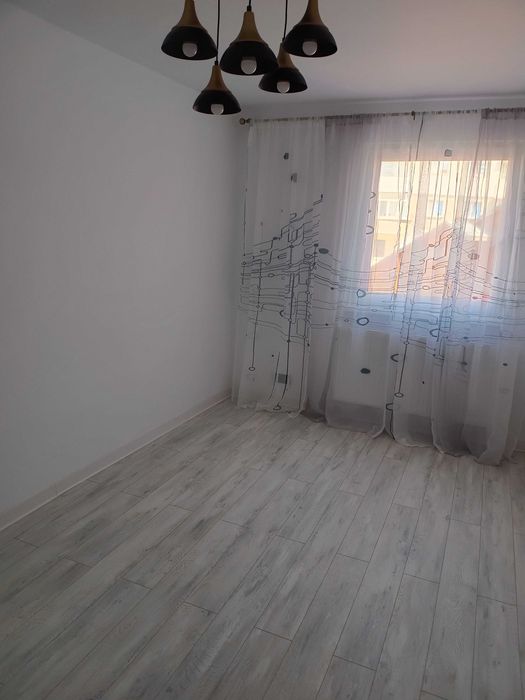 Vând apartament 4 camere