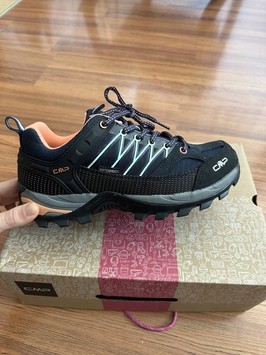 Чисто нови туристически обувки