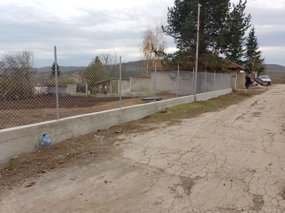 Изграждане на огради, ограда с бетонни колове, тръби и мрежа! септични