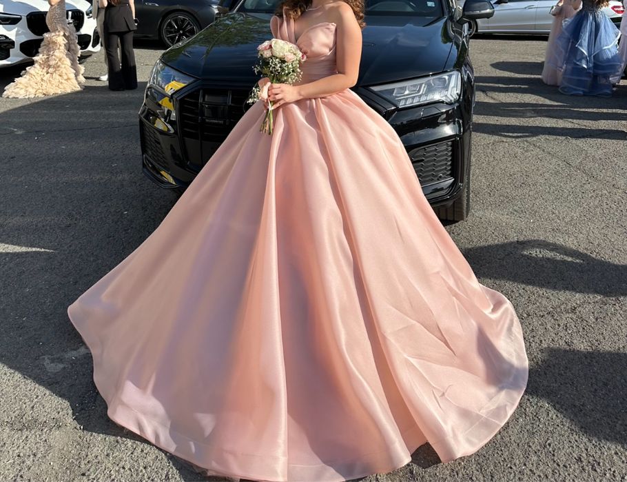 Нежна бална рокля пудра – истинска принцеса