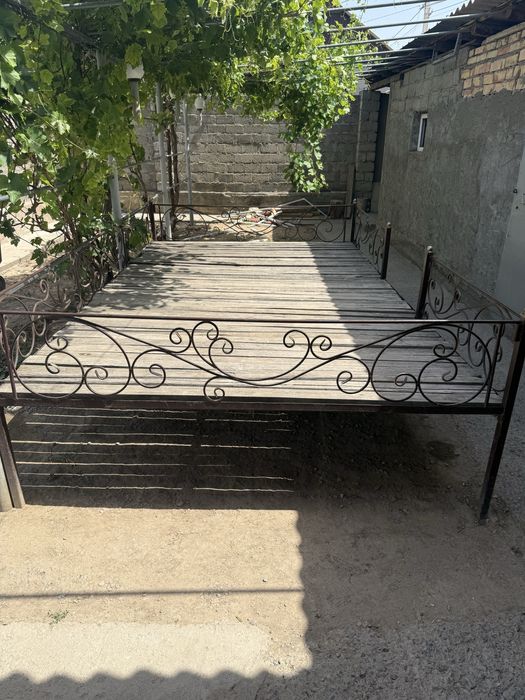 Тапчан сатылады.