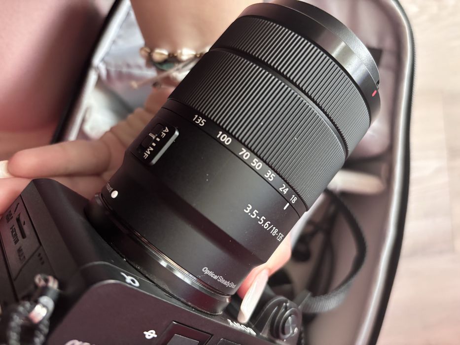 Sony A6400, obiectiv kit 18-135 mm + ghiozdan lowepro + card 128 GB