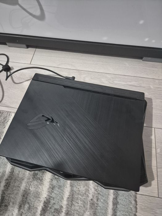 Laptop Gaming ASUS ROG Strix G15 G512LV cu RTX 2060 alaturi de cooler (castile si mouse-ul se pot da impreuna)