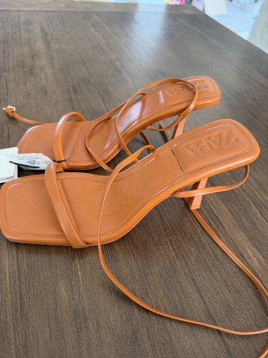 Нови Zara оранжеви сандали с ток и връзки, размер 38
