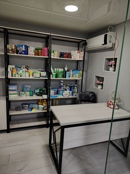 Офис мебеллари СОТИЛАДИ. ХОЛАТИ янги. Стол 5 та. 20 та стул 4 стеллаж