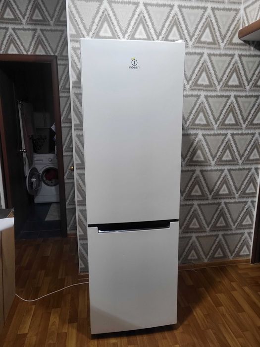 Продам холодильник INDESIT