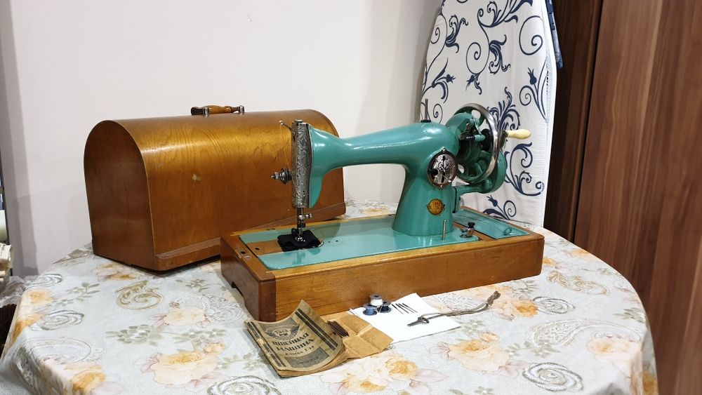 Продам швейную советскую машинку!