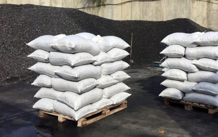 Шубаркуль в мешках дрова в мешках