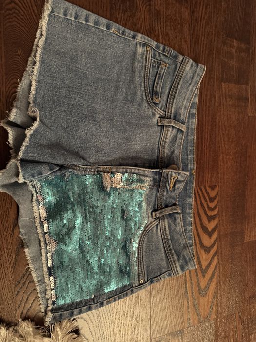 Pantaloni scurți din denim cu paiete – model statement