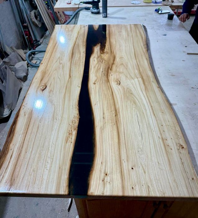 Маса от Бряст и епоксидна смола