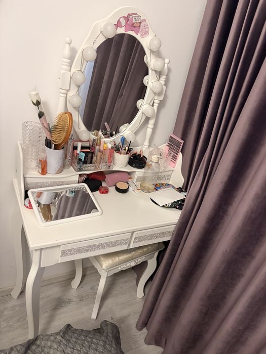 Masuta machiaj in stare buna cu scaunel
