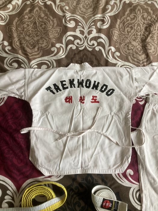 Екип за тайкуондо 128 см с 3 колана