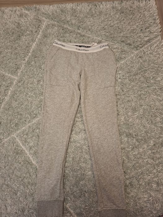 Сив анцуг на Calvin Klein