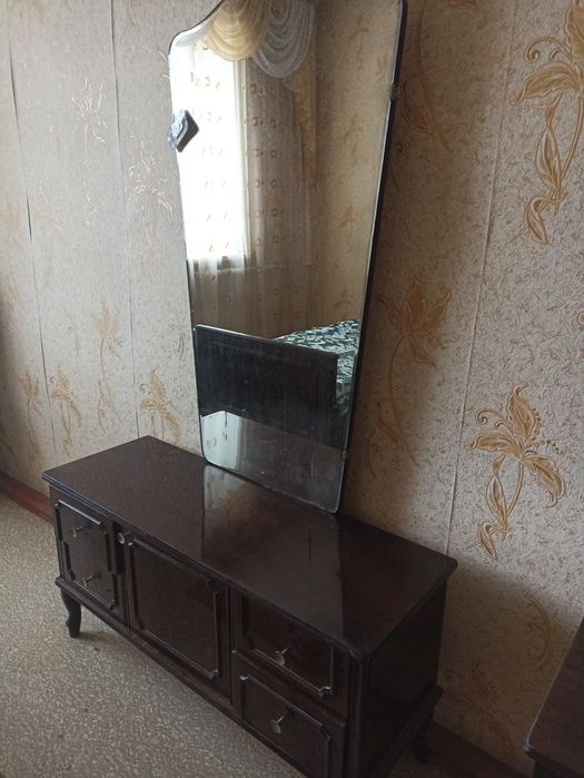 Продам трельяж полированный.