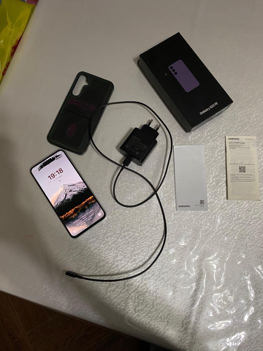 Продам смартфон Самсунг с 23 фе