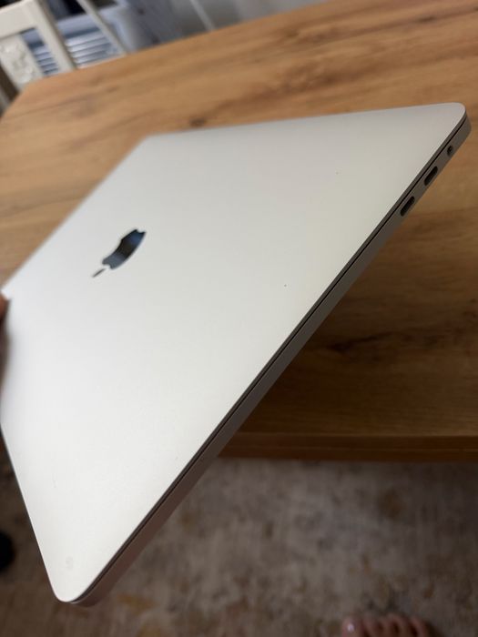 MacBook Pro (13-inch, 2017,Four Thunderbolt 3 Ports)