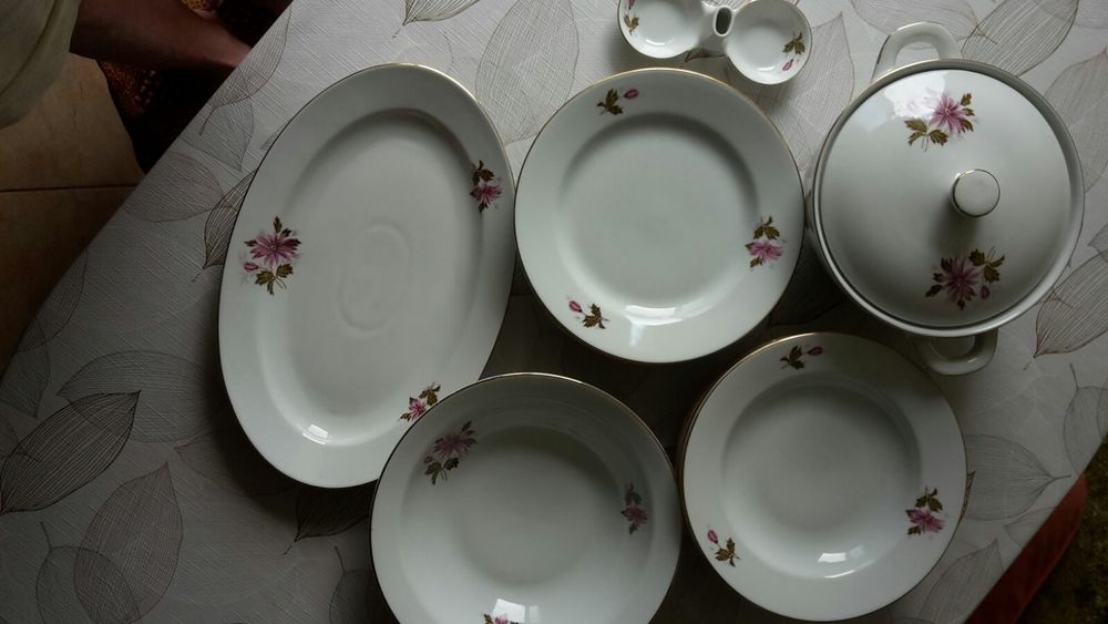 Чисто нов СЕРВИЗ ЗА ХРАНЕНЕ 17 части --> Български порцелан