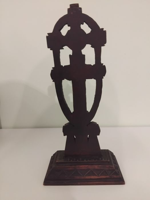 Cruce veche sculptată în lemn – artă populară românească