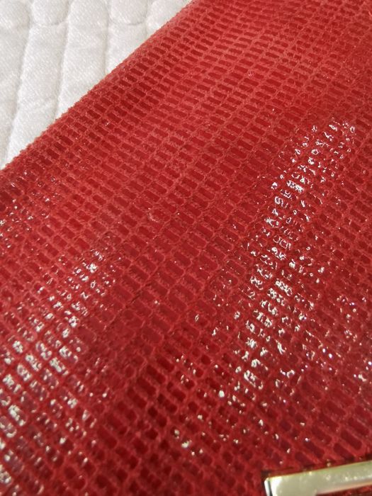 Продам красный клатч