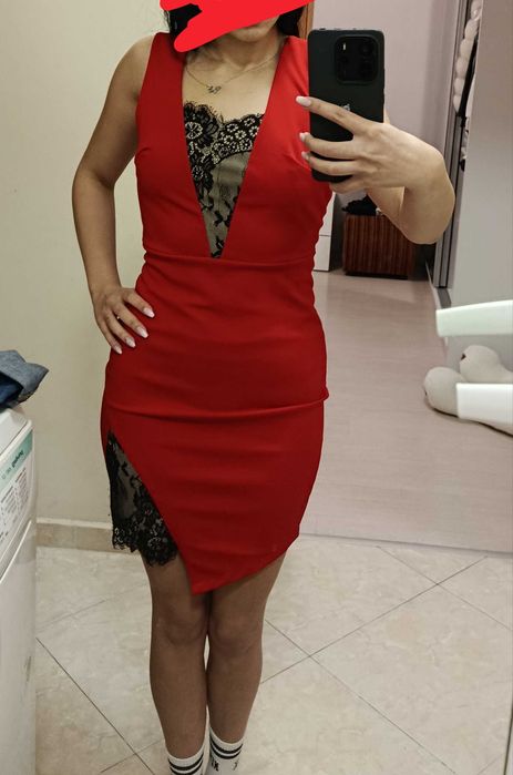 Къса червена рокля