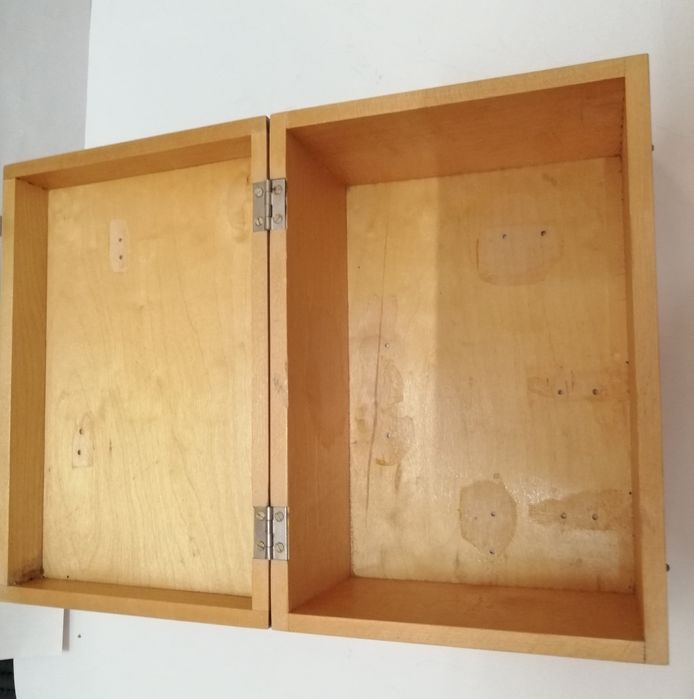 Масивна дървена кутия