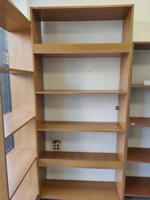 Метални стелажи бели