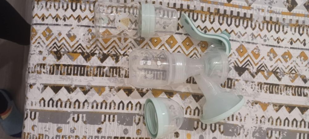 Бебешки гащеризончета и помпа за кърма