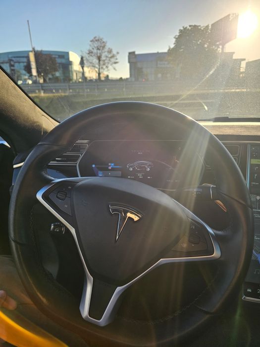 Tesla Model S 85D