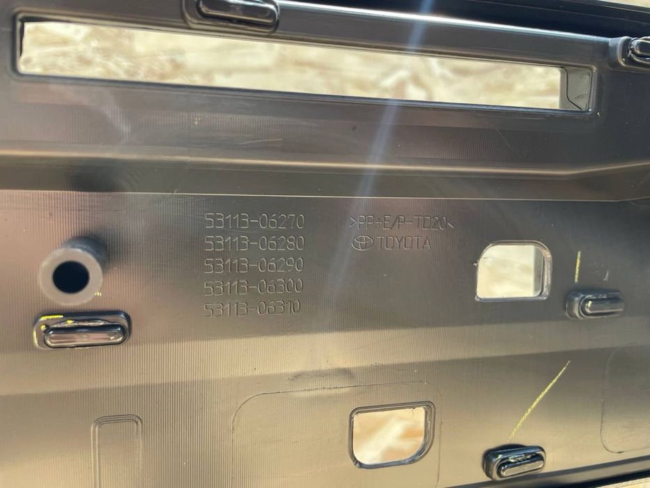 Решетка в бампер на Камри 75 Евро/ЛЕ(Оригинал)