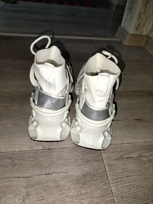 Срочно продам мужские кроссовки