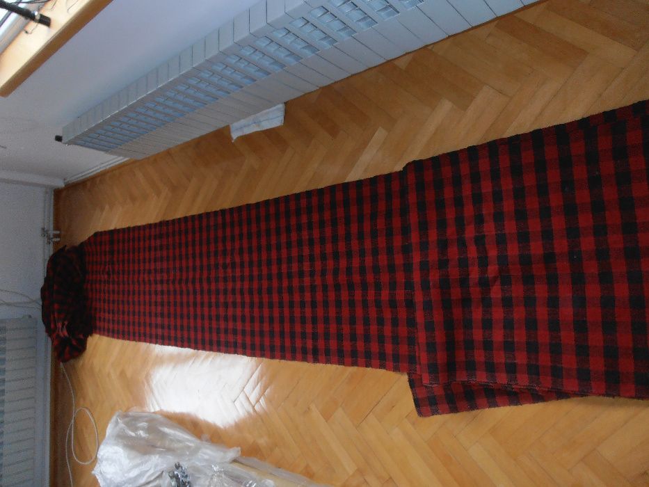 Нови, пацалени черги и вълнена пътека (тъкан плат).