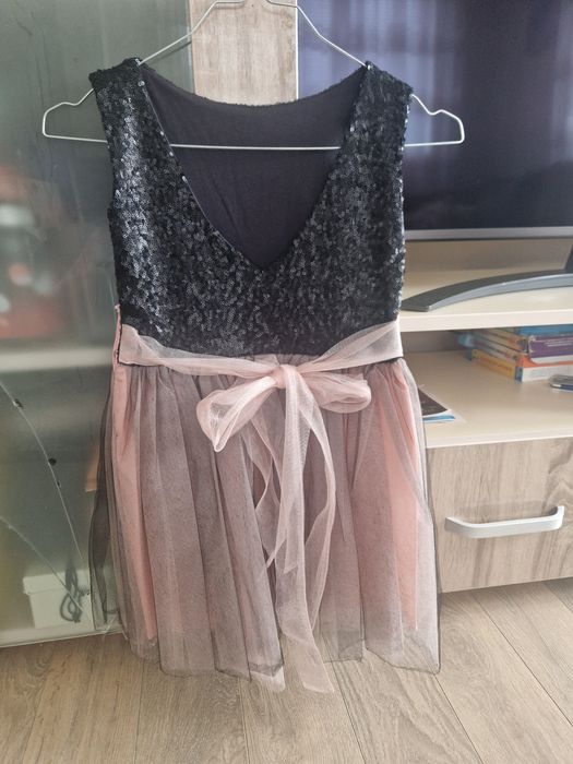 Еднакви рокли за момиче и майка ! Дамската рокля е размер s ,