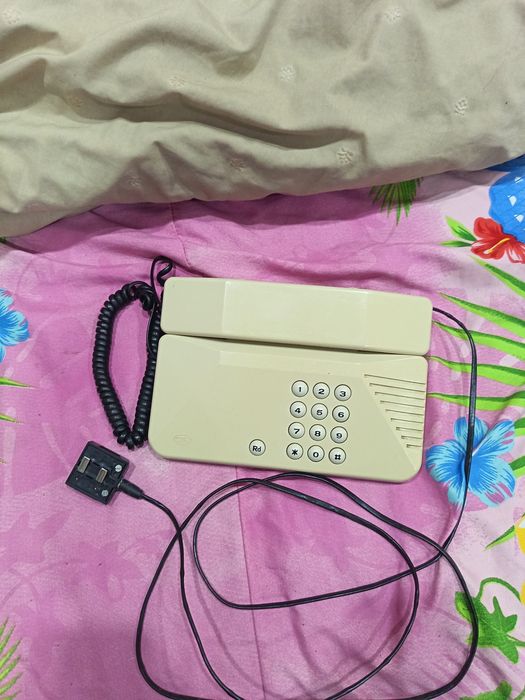 Телефон от 90-те със запазен външен и вътрешен вид повече на личен чат