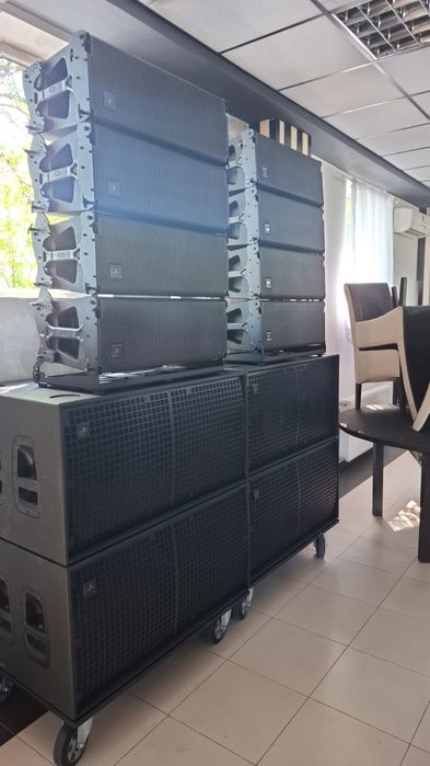 Închirieri echipamente pentru evenimente – Scenă mobilă, sonorizare, lumini și ecran LED