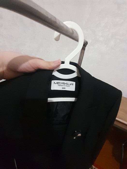 Ayollar kastyum yubkasi sotiladi