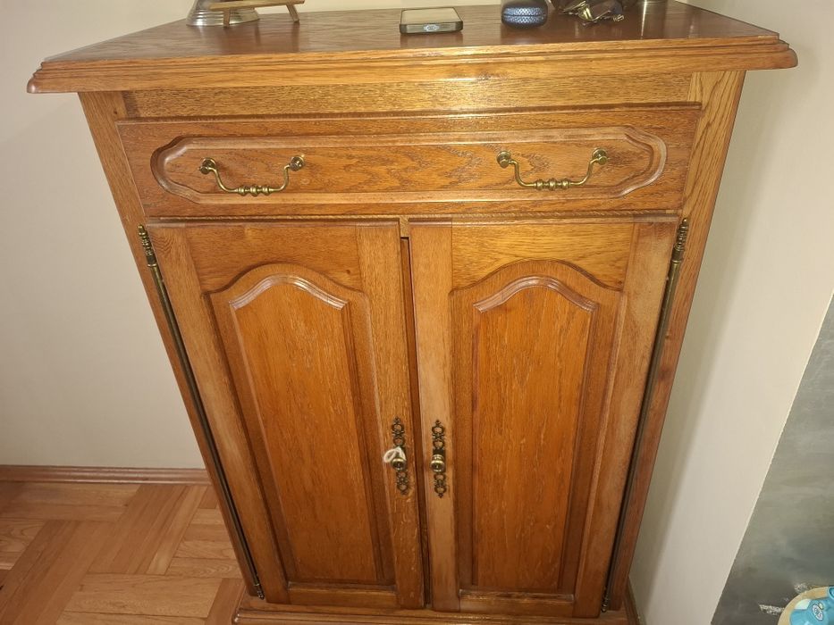 Масивни дървени шкафове и витрини