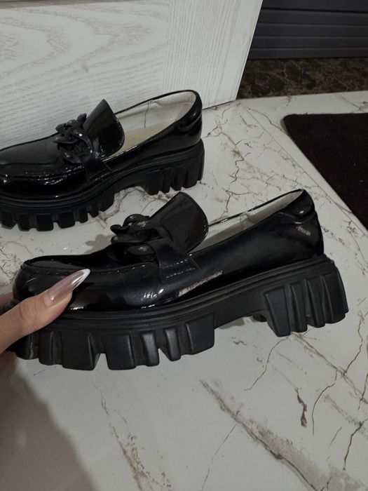 Лоферы женские черные