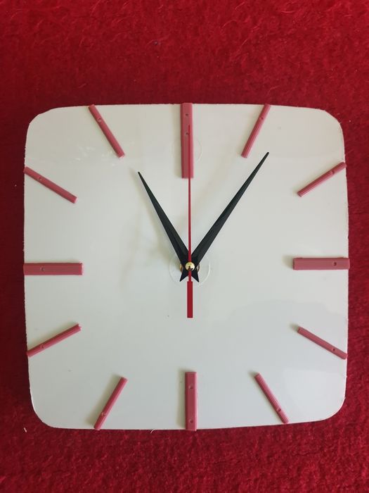 Стенен часовник!