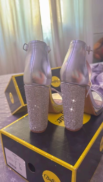 Sandale argintii cu strasuri pe toc marimea 36 potrivite si pt 37