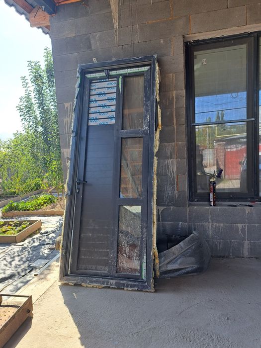 Продам Алюминевую дверь