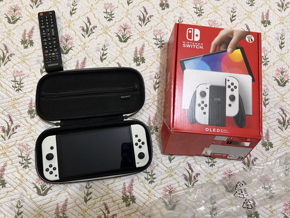 Nintendo switch oled white impreuna cu husa de transport originala
