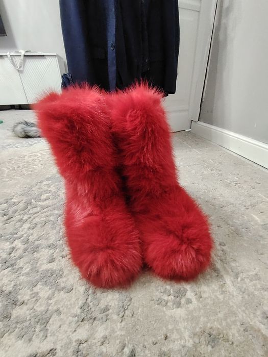 красные меховые сапоги