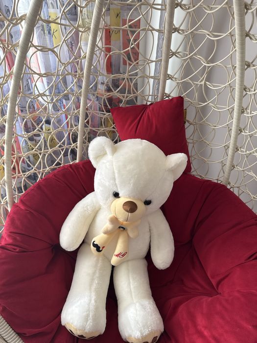 Белый плюшевый медведь