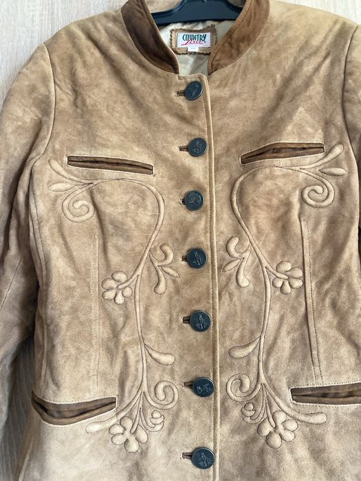 Jachete din piele culoare neagra si alta culoare maro