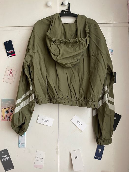 Зелена ветровка Bershka
