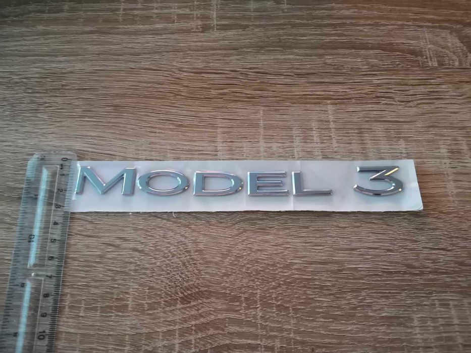 надпис сребрист гланц Tesla 3