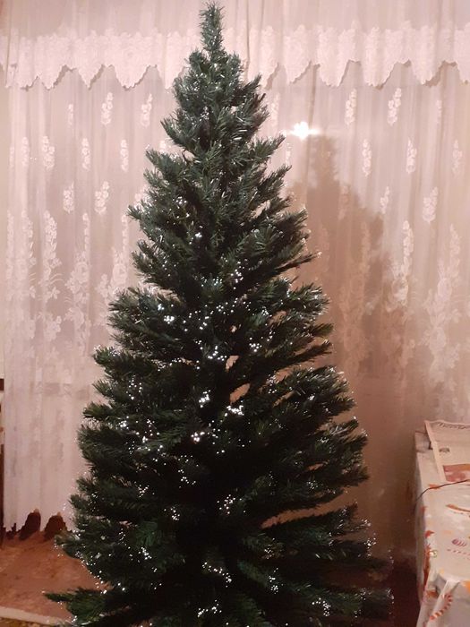 Ёлку новогоднюю, искусственную, большую - продам.